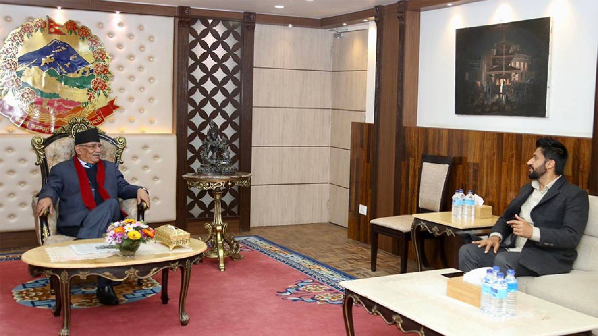 प्रधानमन्त्री भेट्न बालुवाटार पुगे गृहमन्त्री लामिछाने